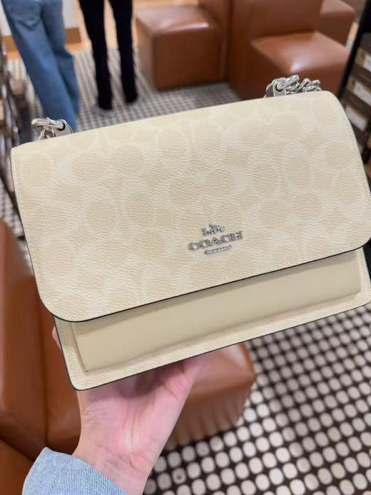 ¥1299🇺🇸已经被市场认证的顶流配色，奶油黄❗️二级市场大溢价❗️❗️喜欢这个颜色别错过Coach klare流浪包，背法很多，单肩斜挎都行！ 商品图0