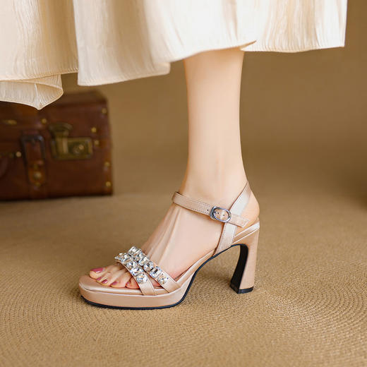 【预售5天】真皮一字带露趾凉鞋女新款夏季水钻防水台粗跟高跟鞋MLD&AM968 商品图3