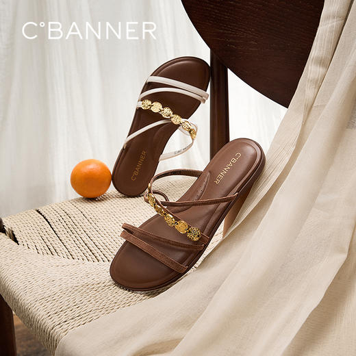 千百度复古金币链平底一字拖女羊皮外穿露趾凉拖鞋A25386502 商品图0