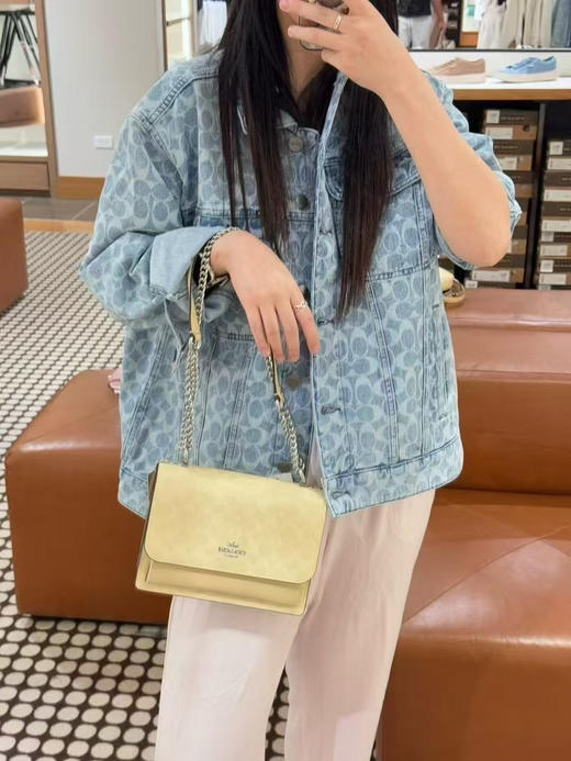 ¥1299🇺🇸已经被市场认证的顶流配色，奶油黄❗️二级市场大溢价❗️❗️喜欢这个颜色别错过Coach klare流浪包，背法很多，单肩斜挎都行！ 商品图2