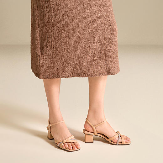 千百度粗高跟羊皮时装凉鞋女一字带露趾配裙子凉鞋A25381121 商品图2