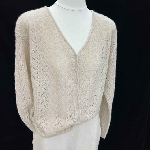 S.Y.C【织光裁片】百搭镂空常规袖羊 绒衫针织V领常规打底衫35R25023 商品图4