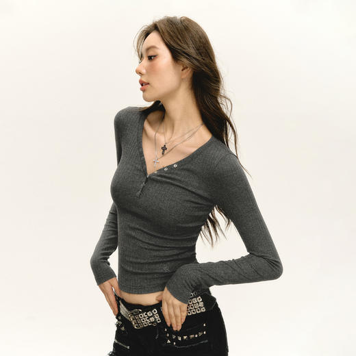 Ariseism美式复古坑条V领长袖t恤女春秋新款修身内搭打底上衣 商品图1