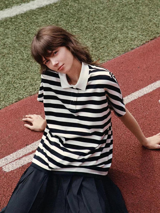 休闲通勤条纹合身短袖POLO领针织衫 棉条纹针织布POLO衫 水柔棉针织布材质 黑白条纹简约高级 宽松版型设计 拼色polo领 富有层次感 商品图5