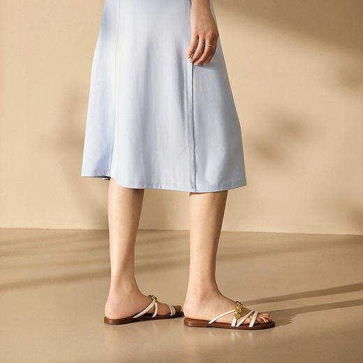 千百度复古金币链平底一字拖女羊皮外穿露趾凉拖鞋A25386502 商品图3