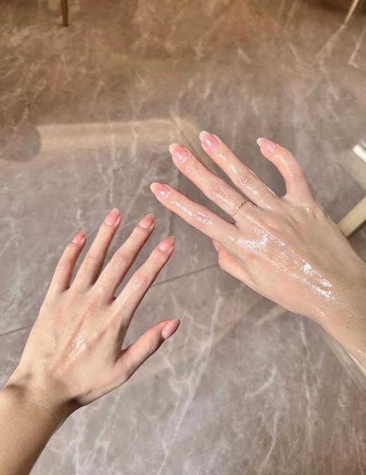 【日本咪一喵白桃美白手膜】🔹含有99%高纯度烟酰胺 🔹日本进口白桃🍑精华 🔹百合提取物  比香水好闻，养成漫画手--现货 商品图4