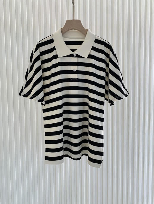 休闲通勤条纹合身短袖POLO领针织衫 棉条纹针织布POLO衫 水柔棉针织布材质 黑白条纹简约高级 宽松版型设计 拼色polo领 富有层次感 商品图10