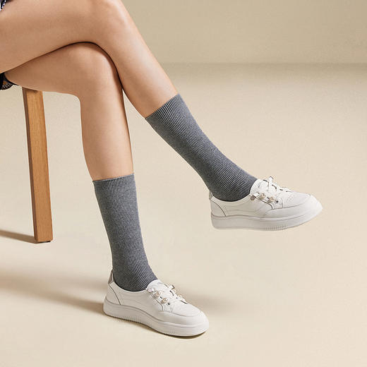 千百度薄底小白鞋女款真皮休闲板鞋透气舒适运动鞋A25471510 商品图1