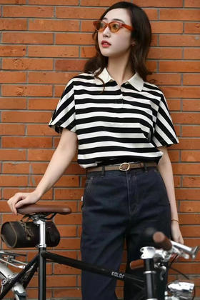 休闲通勤条纹合身短袖POLO领针织衫 棉条纹针织布POLO衫 水柔棉针织布材质 黑白条纹简约高级 宽松版型设计 拼色polo领 富有层次感