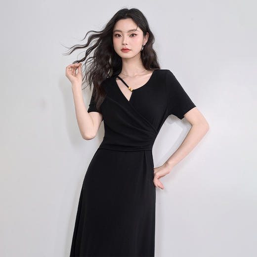 西遇黑色短袖连衣裙女新款法式修身显瘦v领收腰长裙Y0050888/V0550125 商品图3