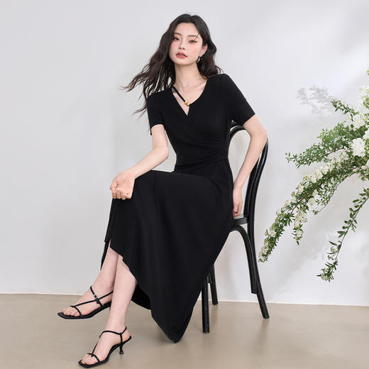 西遇黑色短袖连衣裙女新款法式修身显瘦v领收腰长裙Y0050888/V0550125 商品图4
