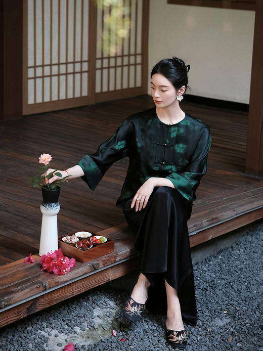 盛唐婧| 花影桑蚕丝蝴蝶缎印花对襟外套 商品图1