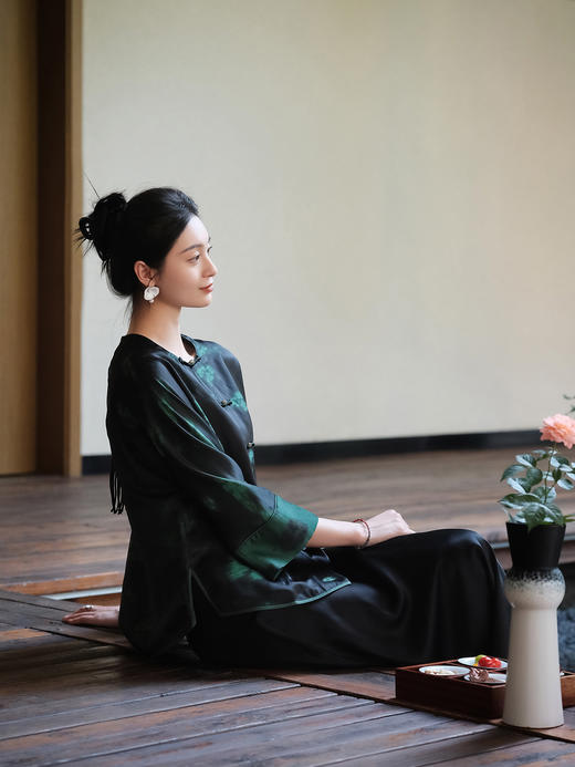 盛唐婧| 花影桑蚕丝蝴蝶缎印花对襟外套 商品图3