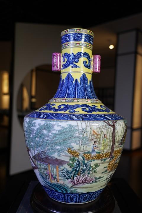 青花加彩黄地雅士图双耳瓶 商品图0