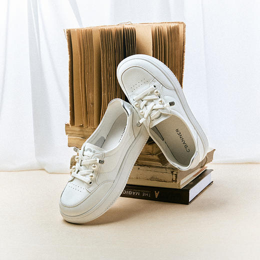 千百度薄底小白鞋女款真皮休闲板鞋透气舒适运动鞋A25471510 商品图3