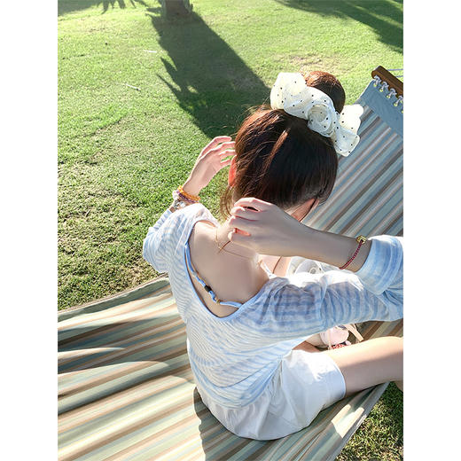 <曾小咸推荐>慵懒风浅蓝条纹罩衫长袖T恤【预售3-15天发货】 商品图1