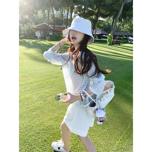 <曾小咸推荐>慵懒风浅蓝条纹罩衫长袖T恤【预售3-15天发货】 商品图3