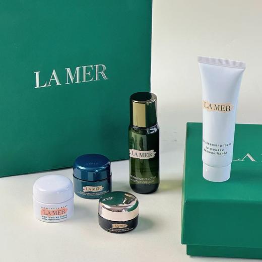 【双12嗨购节】【全球购】LA MER海蓝之谜精萃水30ml*1+海蓝之谜泡沫洁面30ml*1+海蓝之谜面霜7ml*1+海蓝之谜眼霜5ml*1+海蓝之谜晚霜小样7ml*1+海蓝礼盒礼袋（小） 商品图6