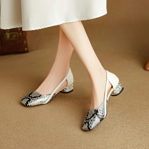 【预售5天】舒适百搭透气蛇纹拼接方头镂空头层真皮钻跟包头中空单鞋NJMK&K1626 商品图0