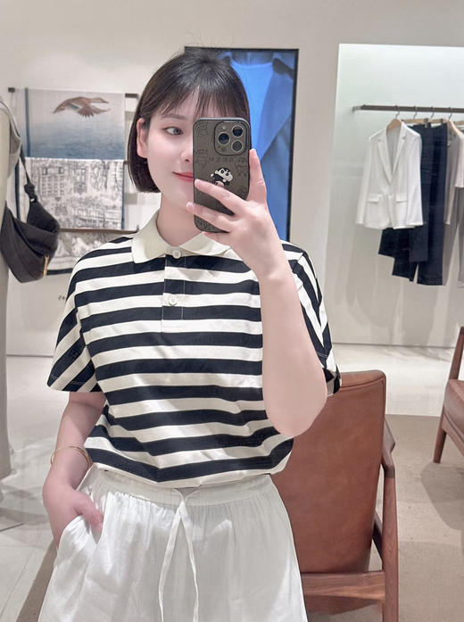 休闲通勤条纹合身短袖POLO领针织衫 棉条纹针织布POLO衫 水柔棉针织布材质 黑白条纹简约高级 宽松版型设计 拼色polo领 富有层次感 商品图9