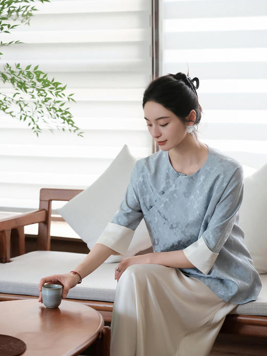 盛唐婧 |繁花丝麻提花中袖上衣 商品图1