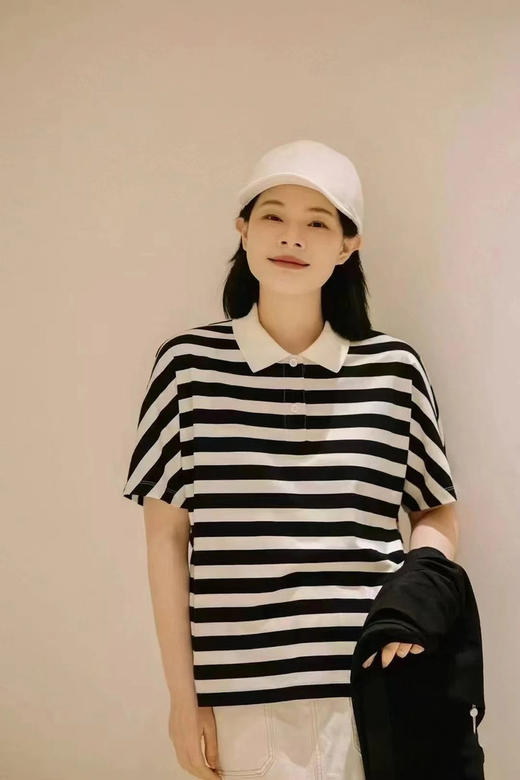 休闲通勤条纹合身短袖POLO领针织衫 棉条纹针织布POLO衫 水柔棉针织布材质 黑白条纹简约高级 宽松版型设计 拼色polo领 富有层次感 商品图7
