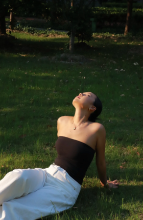 一件抹胸，get 自然慵懒感