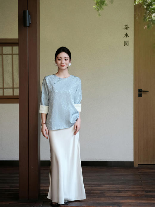 盛唐婧 |繁花丝麻提花中袖上衣 商品图0