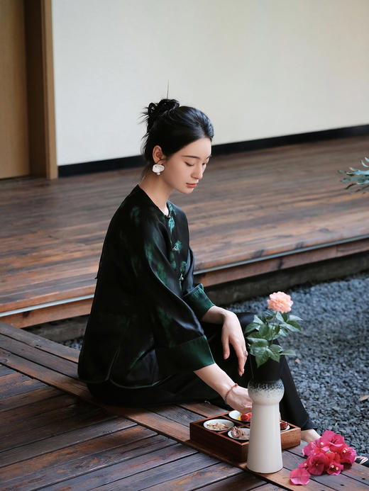 盛唐婧| 花影桑蚕丝蝴蝶缎印花对襟外套 商品图2