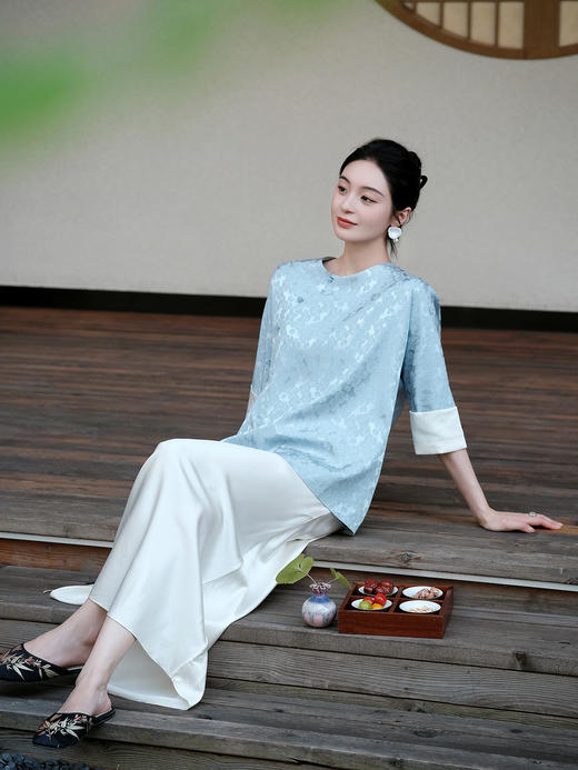 盛唐婧 |繁花丝麻提花中袖上衣 商品图3