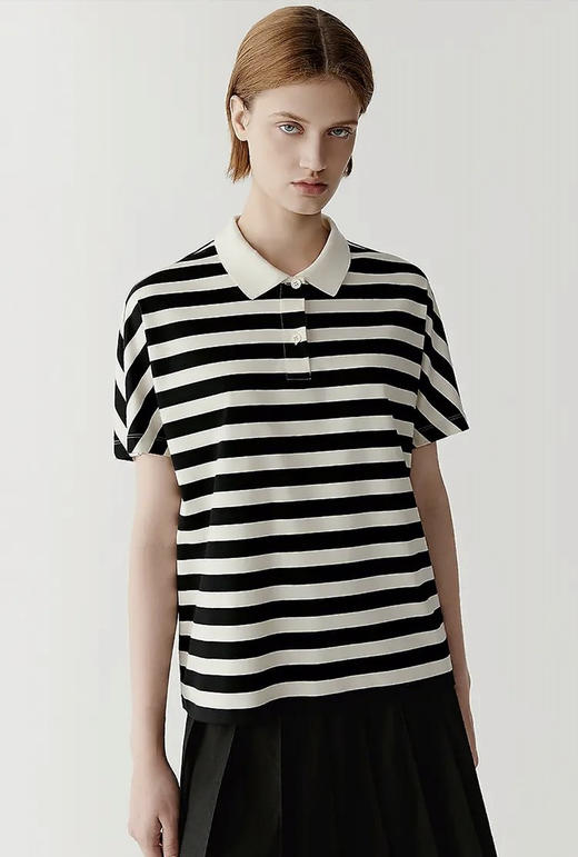 休闲通勤条纹合身短袖POLO领针织衫 棉条纹针织布POLO衫 水柔棉针织布材质 黑白条纹简约高级 宽松版型设计 拼色polo领 富有层次感 商品图1