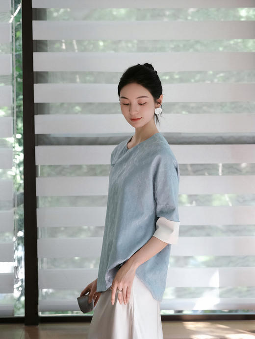 盛唐婧 |繁花丝麻提花中袖上衣 商品图2