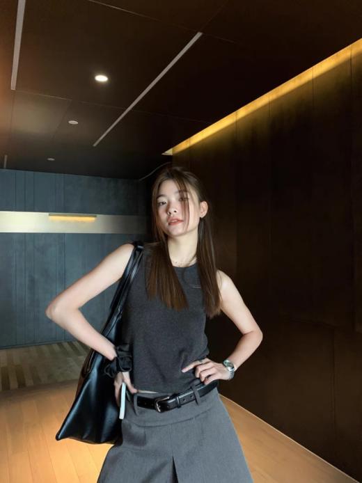 🌈【MOMOTIABIN·时尚界的宠儿小背心XZA88】❤️经典复古灰圆领无袖背心 ✅这款超美的圆领无袖针织背心，圆领的设计独特又贴心， ✅还增添了一份时尚感和优雅气质。🔥针织的纹理细腻精致 商品图1