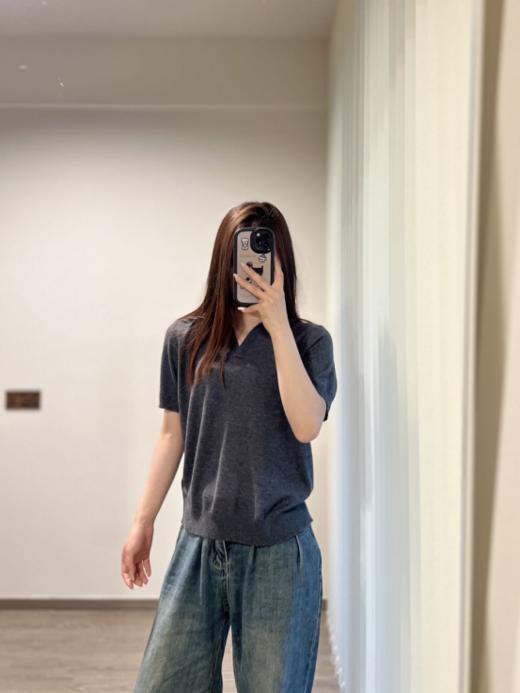 👏夏日上新！！【法式翻领高级感气质短袖XZA79💕】 🔺法式V领灰色针织短袖 🔺法式T恤领~🤩高级感气质上衣~ 🔺穿上总有种神秘感~ 🔺最喜欢的百搭灰色，强烈安利给你们呦~ 商品图4