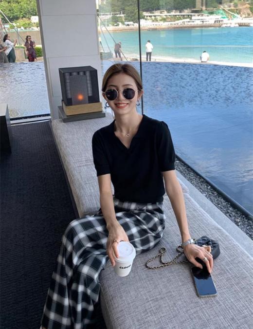 ☺️【MOMOTIABIN·新款半开领T恤XZA92】✅经典耐看V领开的深度刚好蛮显颈脖修长的 ❤️拿到手不夸张的说是你们会收了一色🏆还想再收一色那种 商品图2