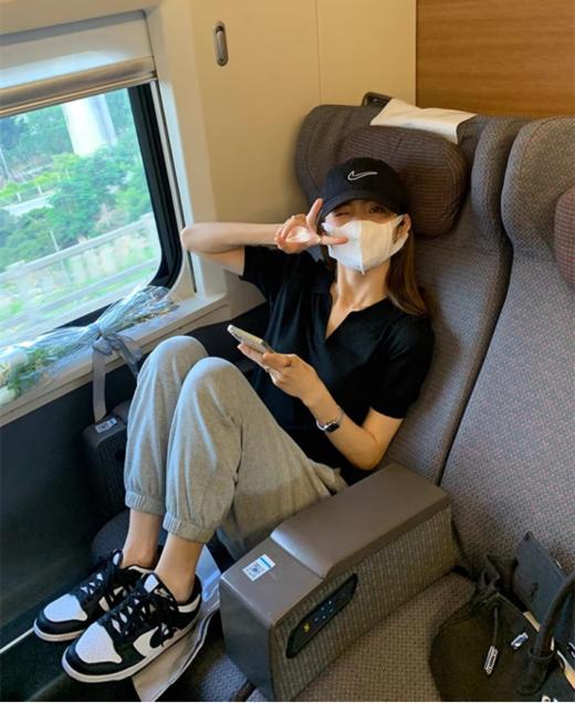 ☺️【MOMOTIABIN·新款半开领T恤XZA92】✅经典耐看V领开的深度刚好蛮显颈脖修长的 ❤️拿到手不夸张的说是你们会收了一色🏆还想再收一色那种 商品图5