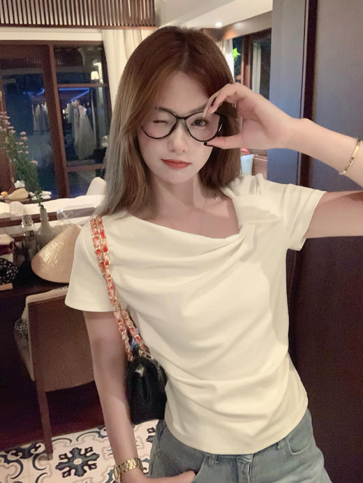 <曾小咸推荐>两色少女斜肩扭结露锁骨短袖T恤 商品图5