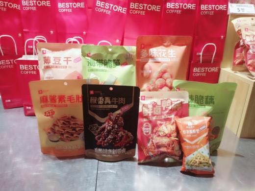 跨界臻礼 微醺时光🥂【五粮液|良品铺子品牌联合福利】 五粮液出品 🔥火爆42°鉴赏口碑小酒（50mlx12瓶）＋🌻良品铺子零食大礼包🎁（8袋 964g） 小酌怡情，🎈佐食添趣，双重顶级享受。 商品图5