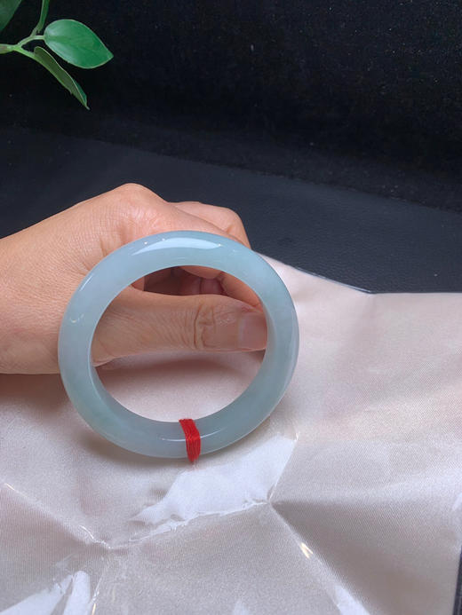 620183，57.2浅蓝底手镯，整条带浅蓝底色， 底妆均匀干净 商品图5