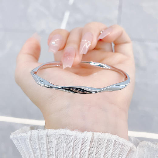 【限时8.8折】【线上铂金馆】PT950 #莫比乌斯 铂金空心固口莫比乌斯环手镯（面宽约3.7-4.1mm）(PTSZ00006)预售产品下单后不退款不退货不换货不补差价) 商品图2