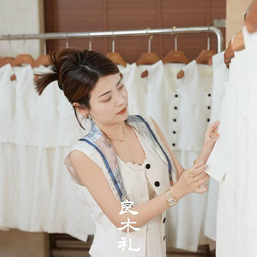 【不退不换】【预售7天】良木礼真丝丝巾（8888） 商品图3