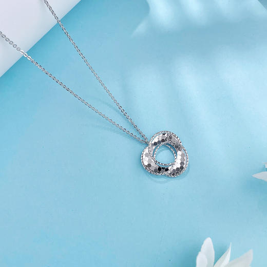 【限时8.8折】PT950 #CNC 【国际铂金协会 精品】铂金实心调节鱼鳞莫比乌斯三环套链(ACPTTL00006)预售产品下单后不退款不退货不换货不补差价)预售产品下单后不退款不退货不换货不补差价 商品图2