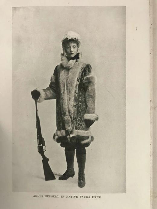 1909年 两个狄安娜在阿拉斯加 约30幅插图 漆布精装大32开 商品图2