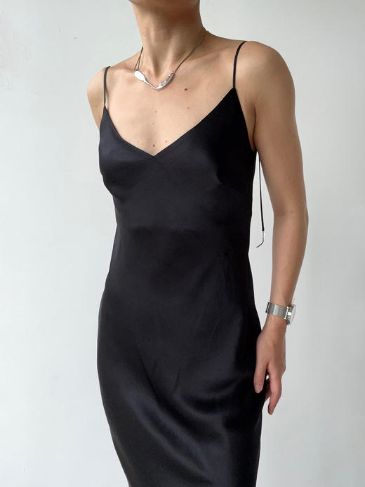 丝所｜S23C007 水晶斜裁V领长连衣裙［ 黑 / 白 / 红 ] 商品图10