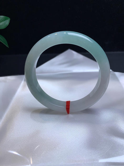 620177，61天空蓝正圈手镯，很清新秀气，一大段带蓝底色 商品图1