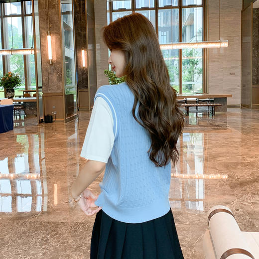 奢姿大码女装2025夏季字母绣花减龄针织衫胖妹妹假两件V领上衣9852653271 商品图3