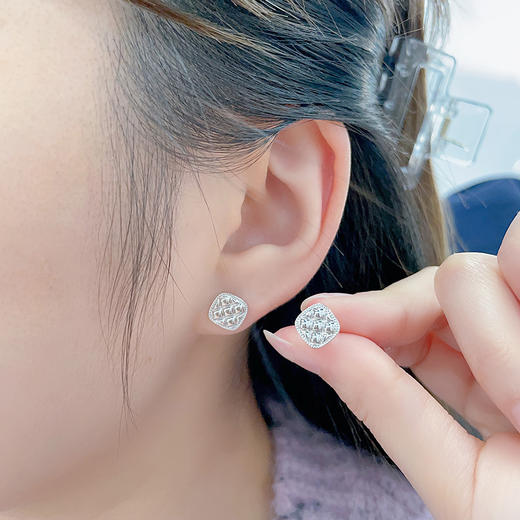 【限时8.8折】【线上铂金馆】PT950 #小方糖 #清新 【国际铂金协会】铂金实心极简几何菱格纹方牌耳饰甜蜜方糖耳钉（直针配铂金耳迫）(BES00204)预售产品下单后不退款不退货不换货不补差价) 商品图3