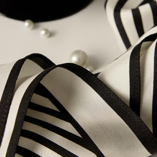 【商场同款】伊芙丽桑蚕丝百搭围巾1F45W0041 商品图4