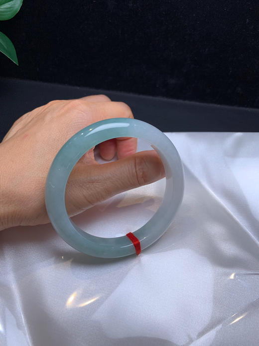 620177，61天空蓝正圈手镯，很清新秀气，一大段带蓝底色 商品图5