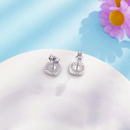 【限时8.8折】【线上铂金馆】PT950 #小方糖 #清新 【国际铂金协会】铂金实心极简几何菱格纹方牌耳饰甜蜜方糖耳钉（直针配铂金耳迫）(BES00204)预售产品下单后不退款不退货不换货不补差价) 商品图1